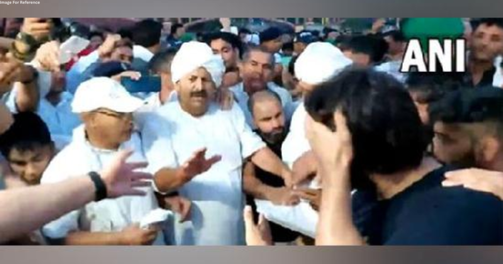 Naresh Tikait talking to wrestlers