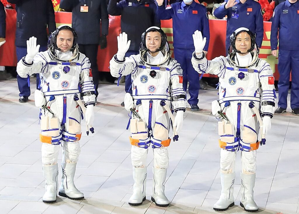 chinese astronauts to space station