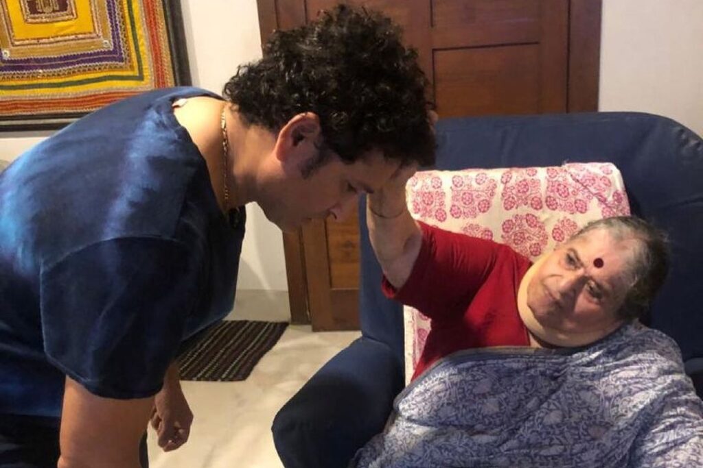 sachin tendulkar with his mother