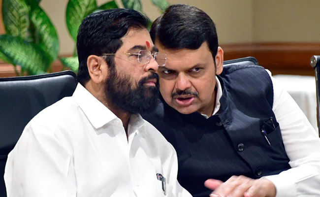 Eknath Shinde Devendra Fadnavis chatting
