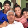 mahavir phogat with his daughters