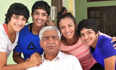 mahavir phogat with his daughters