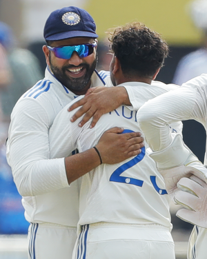 'Oye, hero nahi banne ka': Rohit warns Sarfaraz, pulls him up for ignoring personal safety