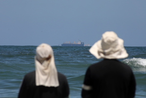 First lorries with aid for Gaza leave newly constructed US pier