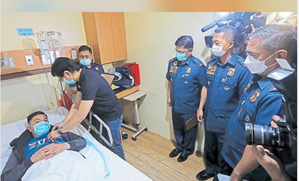 2 dead, 4 police officers wounded in Philippine shootout