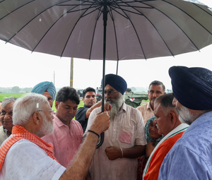 When PM Modi held the umbrella for farmers…